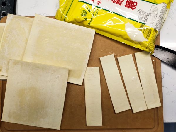 1.烤箱先預熱上火180/下火170
2.起酥片切片前不用退冰，退冰後的起酥片軟軟地不好操作，一片切成4份。