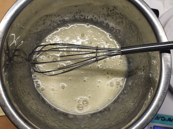 一顆蛋只取用蛋白，加上糖粉，打至糖粉溶解無顆粒再加上檸檬汁攪拌均勻。