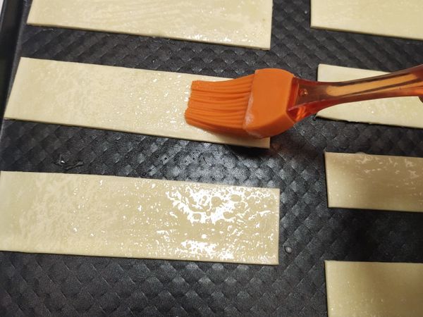 糖霜均勻擦在起酥片上。