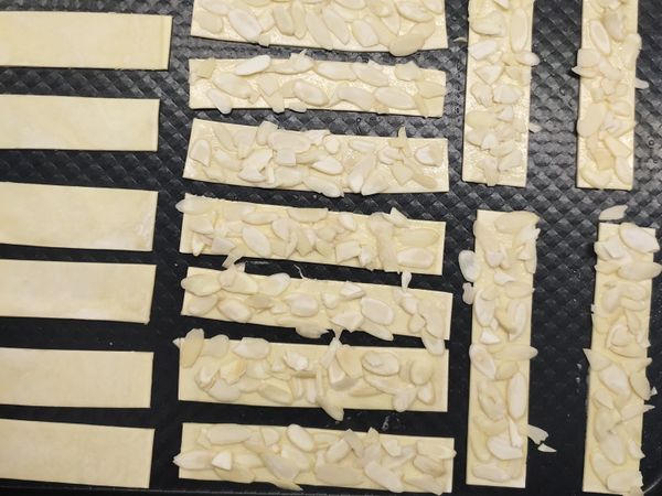 灑上杏仁片，平舖一層就可以。