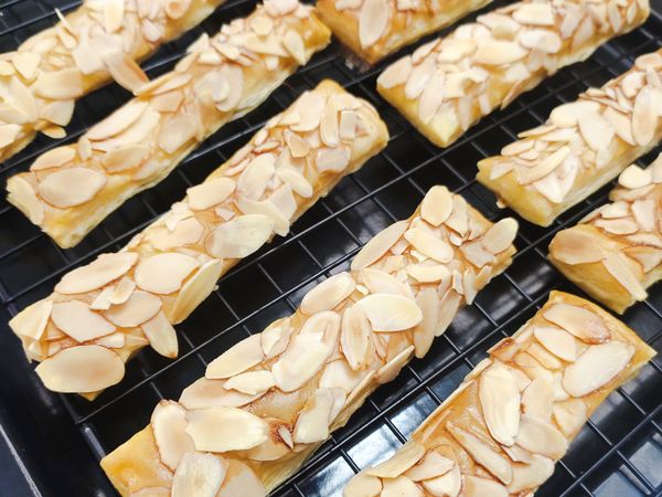 每一台烤箱烤溫不同，進爐烤時，可以觀察，上色太快就適度調整。