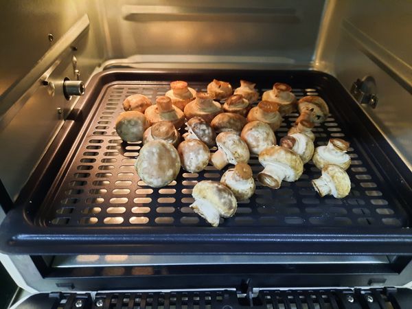 烤盤(集屑盤)鋪上，進入氣炸烤最底層，烤箱設定180度/５分鐘