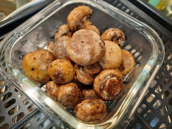 取出烤盤，加入奶油、粗粒黑胡椒、香蒜粉拌勻，進入氣炸烤最底層，烤箱設定180度/５分鐘
(過程可以開蓋翻動，讓調味更均勻）