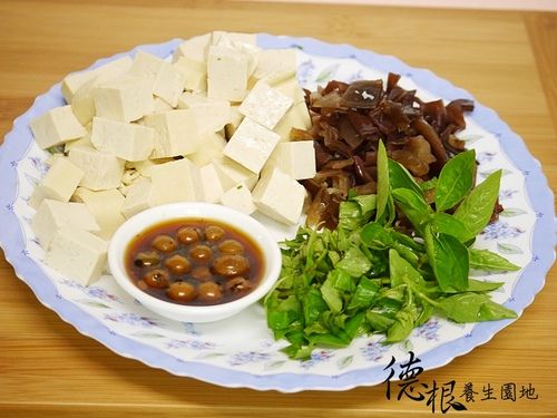 材料洗淨，豆腐切小塊、木耳切小片