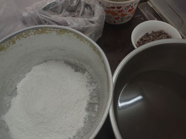 先把紅豆泡一晚，用滾水川燙取出雜質，撈起加水入電鍋內鍋煮蜜紅豆，蓋上鍋蓋快好時，加入黑糖拌勻。