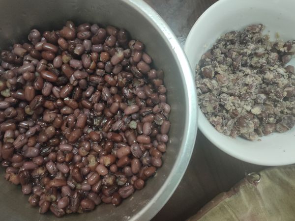 撈起蜜紅豆取出適量，做包粿的右邊：鹹紅豆餡（加入薑末和鹽入炒鍋壓碎拌一下，取出備用）。左邊：是蜜紅豆和紅豆水，可做紅豆年糕（金虎年試做）。