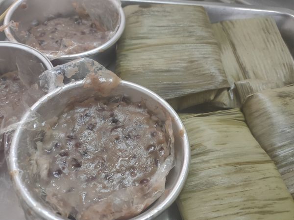 糯米粉1點1點加入趁熱紅豆水，先取1塊入滾水炒鍋當龜脆，放入糯米團中（也可做黑糖糯米團）,我做紅豆水糯米糰，揉至光滑後，分4個劑子，分別包入鹹紅豆餡，分4糰分別放入抹油和沾麵粉葉子上，包起錢包四角即完成。