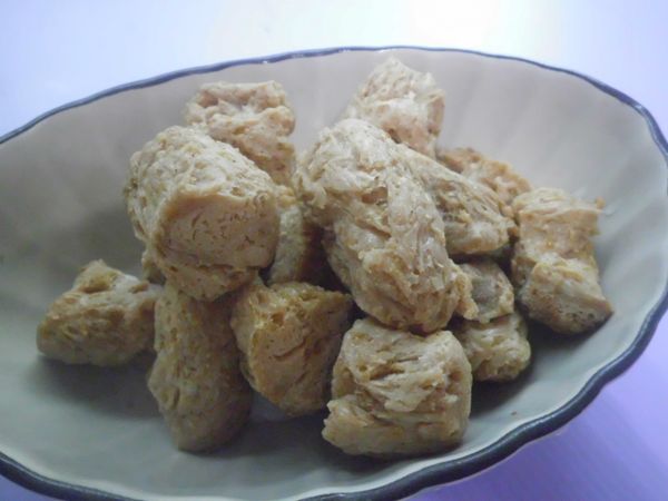 素肉塊泡軟，擠去多餘水份，用醃料醃入味(置冰箱一晚更好)。