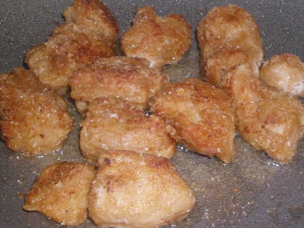 沾地瓜粉用3大匙油煎至金黃香酥，起鍋備用(用餐巾紙吸去多餘油份)。