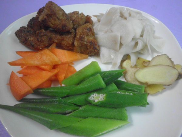 秋葵汆燙(10秒)起鍋泡冷水，材料切片。