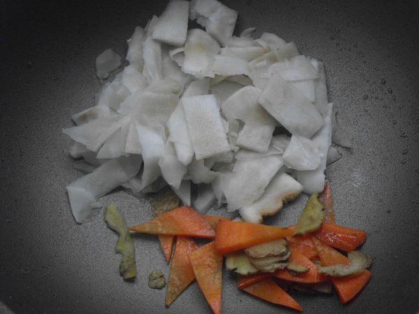 鍋中少許油，依序爆香薑片、紅蘿蔔、筍片，加一碗水略煮，續下素肉塊拌炒，後下秋葵拌勻，加胡椒粉滴幾滴香油即可起鍋。