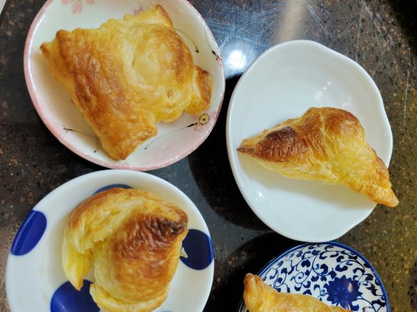 因為每個人的烤箱跟氣炸鍋不一樣、我自己試過不同的氣炸鍋跟氣炸烤箱、如果是200度左右高溫大約10到12分鐘、也自己先嘗試設10分鐘、烤籃裡面不要放得太密集因為烤的時候酥皮會長大、嘗試了幾次之後就可以抓出適合的溫度時間如果是小烤箱的話我建議一次也不要放太多個先試15分鐘上下火全開那如果烤箱比較熱的可以