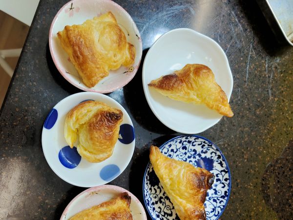 我在健身房的一般中型烤箱上下火全開總共要20~25分鐘、但是一整盤滿滿的烤12個、所以要看你烘烤的數量還有烤箱的溫度來做調整。那因為烤箱都是玻璃門所以烤的過程其實很方便可以中途看或者是烤到一半不放心也可以拿出來檢查再回烤