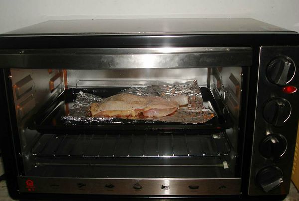 先將烤箱預熱5-10分鐘後，即可把雞腿放入烤箱烤25分鐘即可...