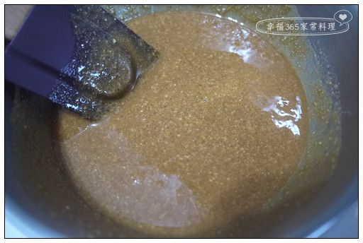 將無鹽奶油融化，加入花生粉拌勻，放入冰箱冷藏變硬。