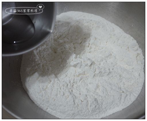 每種糯米粉的吸水程度不同，將糯米粉放入調理盆中，留一點水不要加，其它慢慢加入，邊加邊拌，太乾就加一點水，太溼就再加一點粉，直到成團。