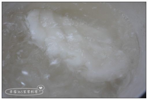 取其中一塊粉團，放入滾水中煮至浮起，即為「粿粹」(粄母)。