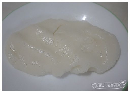粿粹煮好後放涼一下，再加入原來的粉團。