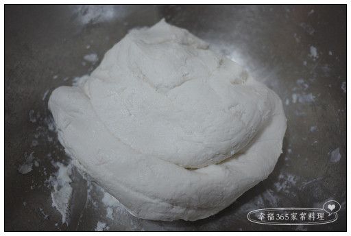 再一次揉成不黏手的粉團，太黏手就加一點粉。
