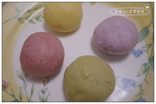 每一等分加入不同的色粉揉勻，完成後先蓋上布，以防乾燥。