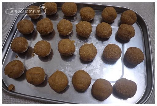 花生餡冰硬後取出，分成9-10公克一小球，再度冷藏冰到更硬。