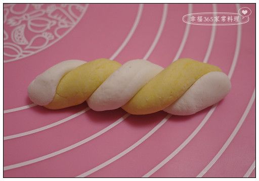 琉璃紋的外皮有很多操作方法，可以先做扭結再揉圓包餡，也可以不同顏色的小粉團堆疊→剝開再集合……。