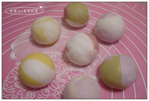 包入冰硬的花生餡後，收口黏緊，立刻下鍋的話，煮至浮起後再煮個30秒即完成。如果沒有要立刻煮，可以將湯圓滾上適量的糯米粉，彼此不會沾黏，再冷凍保存。