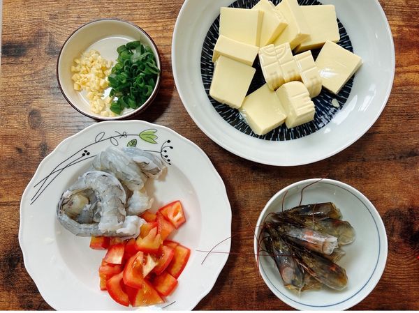 1.將白蝦剝成蝦仁(保留蝦頭)開背去腸泥
2.蕃茄切小塊、豆腐切片
3.蒜頭切末、青蔥切蔥花