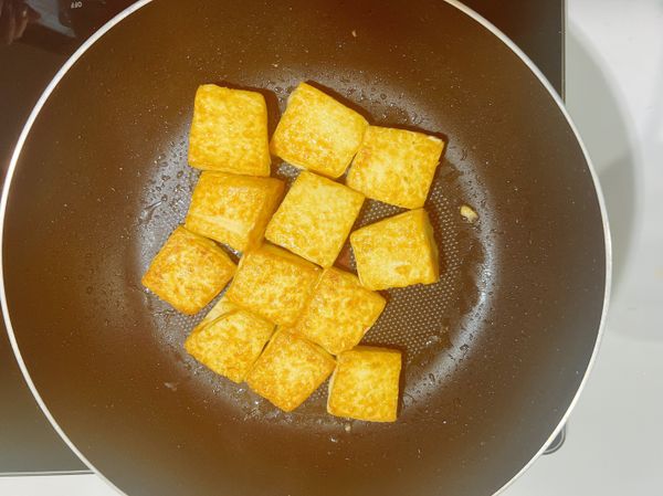 熱油鍋，將雞蛋豆腐煎至表面金黃色後取出