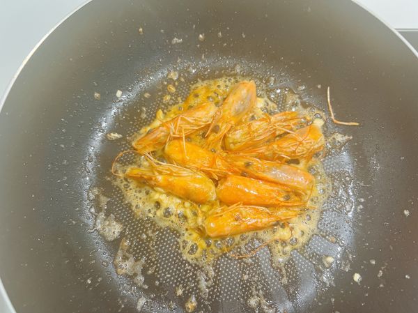 將蒜頭、蝦頭下去爆香，可以用鍋鏟稍微壓一下蝦頭，讓蝦頭香氣釋出