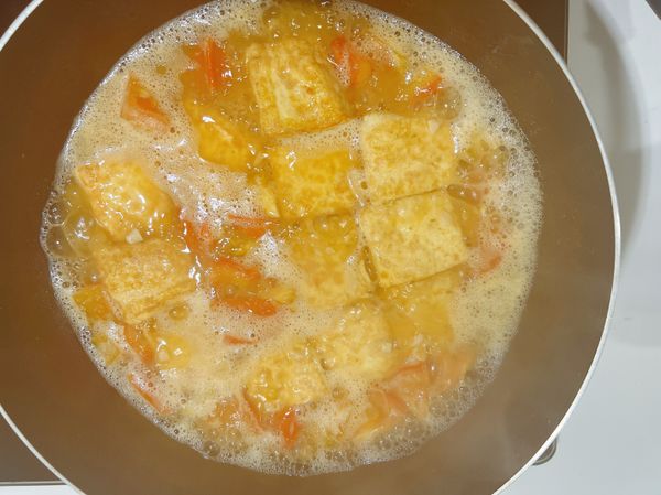 將豆腐放入鍋中小火煨煮，收湯汁