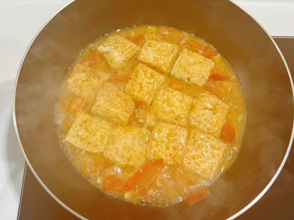 湯汁收至差不多後加入蝦子，滾熟即可（若要拌飯湯汁可以留多一點）