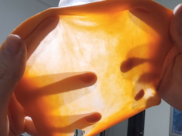 橘色麵團：
將除了奶油的其他食材投入鋼盆，攪拌到可以稍微拉出薄膜，放入軟化的奶油攪拌至完全擴展
黑色麵團：
先將竹炭粉加入水融勻，其他做法同上
*液體可酌量增減，依麵粉吸水性而定