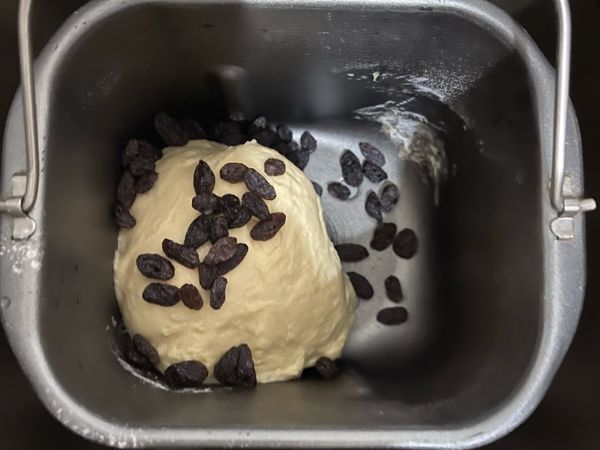 1.雞蛋打入牛奶中
2.依序將鹽巴、糖、奶油加入
3.再加入高筋麵粉
4.放入酵母粉…

使用twinbird麵包機
行程1-1
第一次警示聲響起 加入葡萄乾

等待香噴噴的吐司出爐