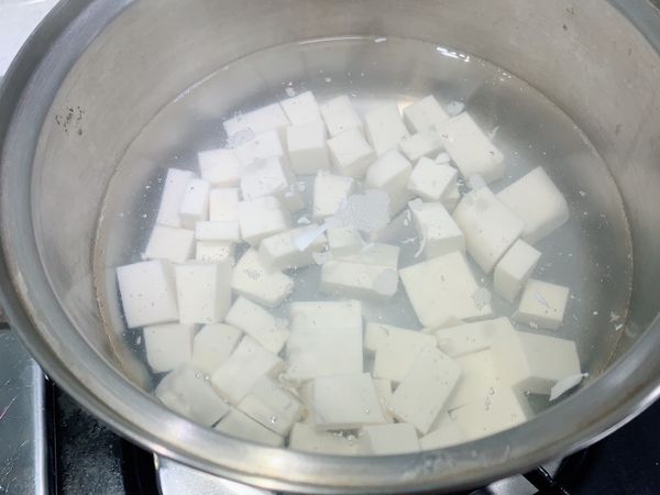 豆腐快速過熱水（用盒裝豆腐也有人會省略這步驟，又少了5分鐘）