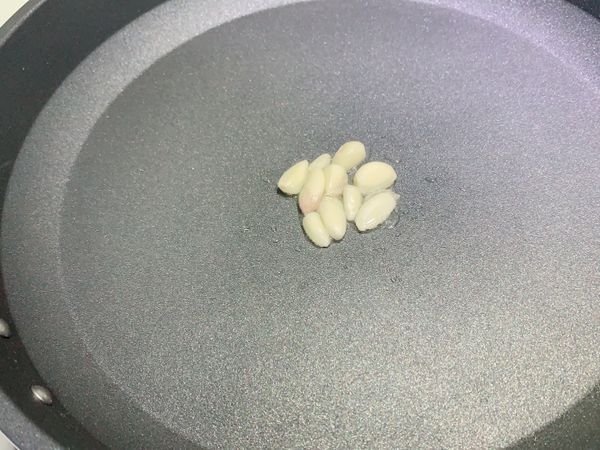 油、爆香蒜。

⚠️一道菜要做低熱量/高熱量版本，在這步驟很關鍵！

1-2人份的食材，我習慣只放1茶匙（45大卡）以內的油，但當然炒出來的菜就沒有外食熱炒來的美麗。

但若今天是要做高熱量版本給食慾不好的人下飯，這邊放3茶匙油脂（135大卡）都沒問題，肉末會把它們都吸收！