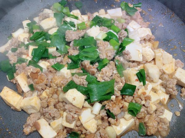 依序：絞肉—豆腐—醬料—蔥花。

收汁，起鍋

⚠️ 絞肉炒至8、9分熟後，持續翻炒到油脂被逼出來，注意翻炒以免焦掉喔

⚠️ 豆腐切小塊（或乾脆弄碎😜