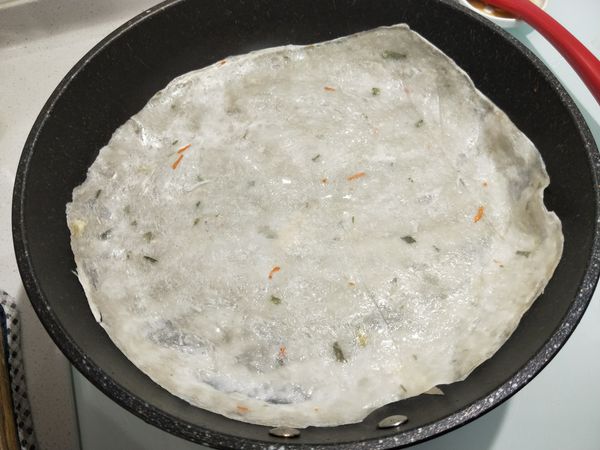 蛋餅皮先下鍋兩面煎一下
一面約10秒
第一片先拿起來放盤子上