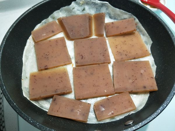 年糕切薄片，約0.2-0.3cm
太厚會不好煎軟