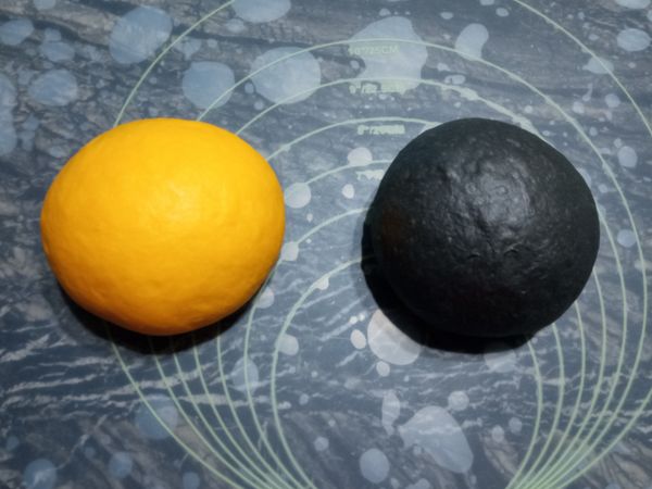 將麵團取出，排氣，滾圓鬆弛5min