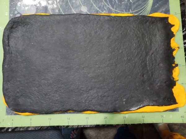 將兩顆麵團各別桿開到約20*40cm，然後噴一點水將兩者重疊
*我用的是日規1.5斤吐司模，也就是12兩吐司的1.5倍
麵團的短邊大概要比吐司模長邊多10cm，因為等一下要折到底下