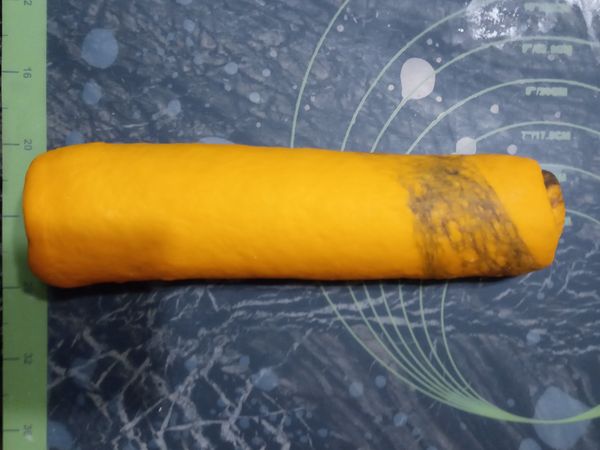 從短邊捲起，想要條紋多一點長邊要桿得更長，捲多圈一點