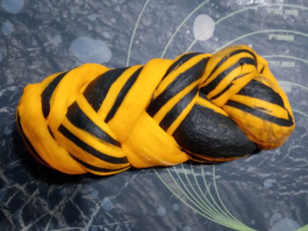 鬆弛5min
將麵團稍微拍平，切三刀或四刀，留一端不切斷，然後像編辮子一樣，裡面的紋路朝上編起來
我是切三刀，因為我不會編四股的XD