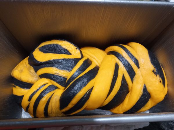 頭尾收到底部放進吐司模
若有某個色塊特別大可以用鋒利的刀往裏割0.5cm左右，就可以看見裡面的顏色