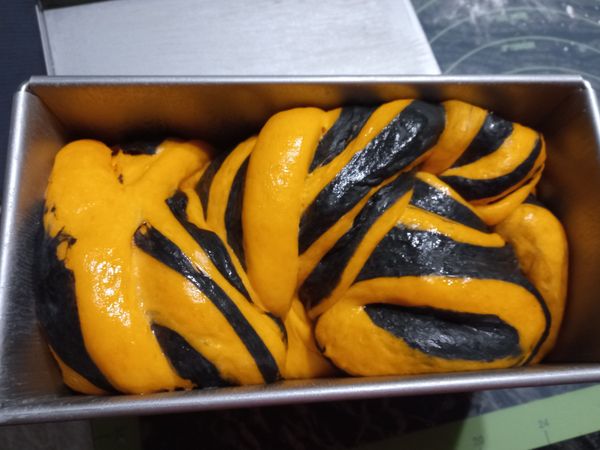 烤箱事先預熱到210/190度
發酵到8分滿，蓋上蓋子入爐烤30min