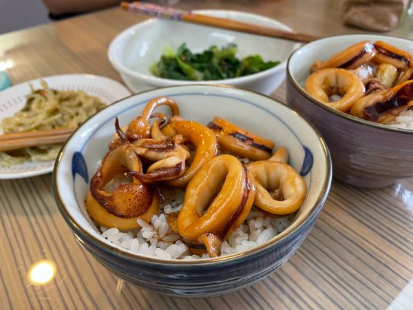 澆入醬汁和海鮮