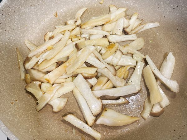 下少許油炒香杏鮑菇絲至金黃色。