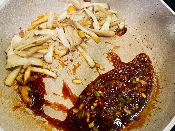 加入蒜末及蔥末炒香後，再加豆瓣醬、醬油、蠔油一起拌炒炒香。