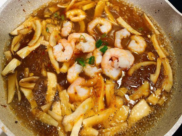 再加入蝦子及胡椒粉拌炒均勻，再燜煮蝦子入味約2-3分鐘，即可美味上桌。