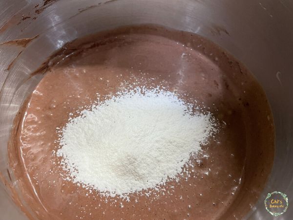 加入過篩後的可可粉及玉米粉，用攪拌機攪打均勻。